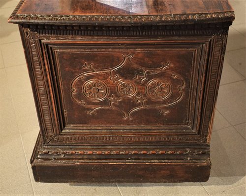 Noble chest in carved and inlaid walnut.